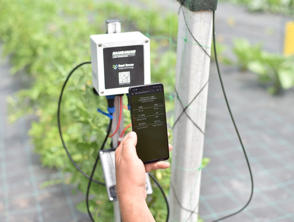 Senzor vlažnosti i temperature zemljišta u zasadu — data logger sa bežičnim prenosom podataka i očitavanje u realnom vremenu na mobilnom uređaju
