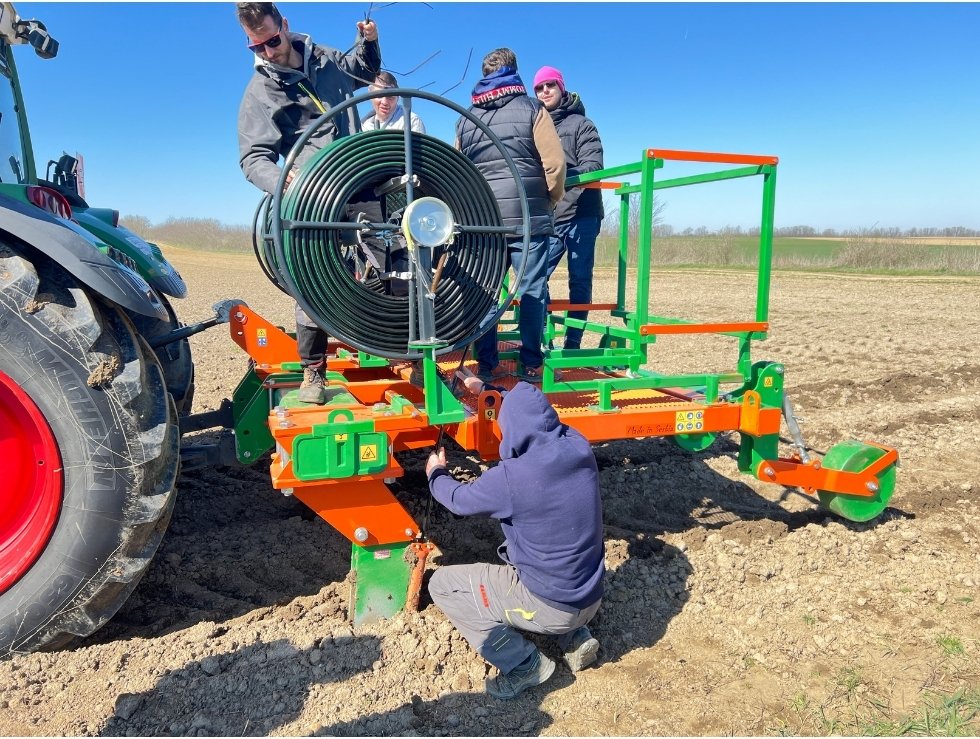 Mašina za podzemno postavljanje kapajućih laterala priključena na traktor — instalacija SDI sistema kap po kap na ratarskoj parceli