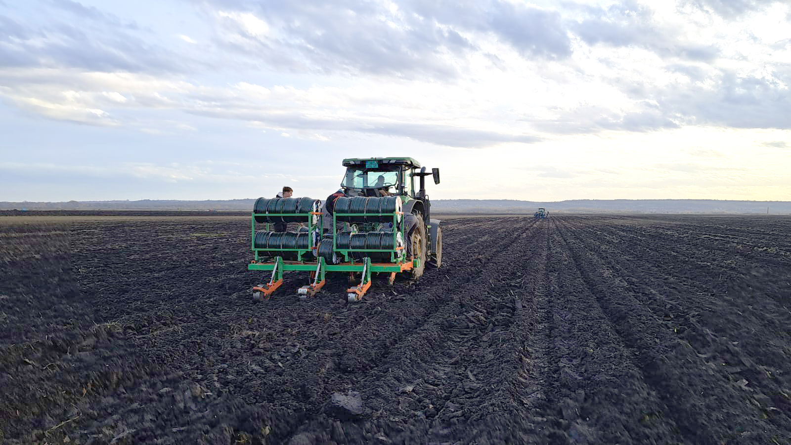 Radnik i traktor sa kalemovima – praksa navodnjavanja